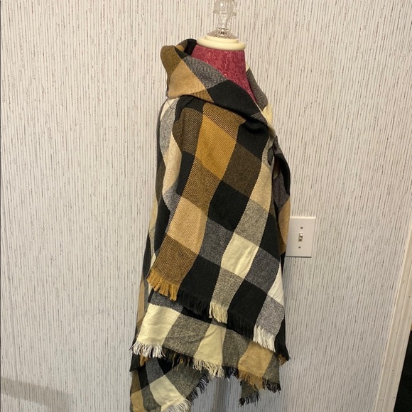 Women's Sonoma  Goods  For Life  Buffalo Plaid Print Toggle Poncho Fits XL NEW - Picture 2 of 9